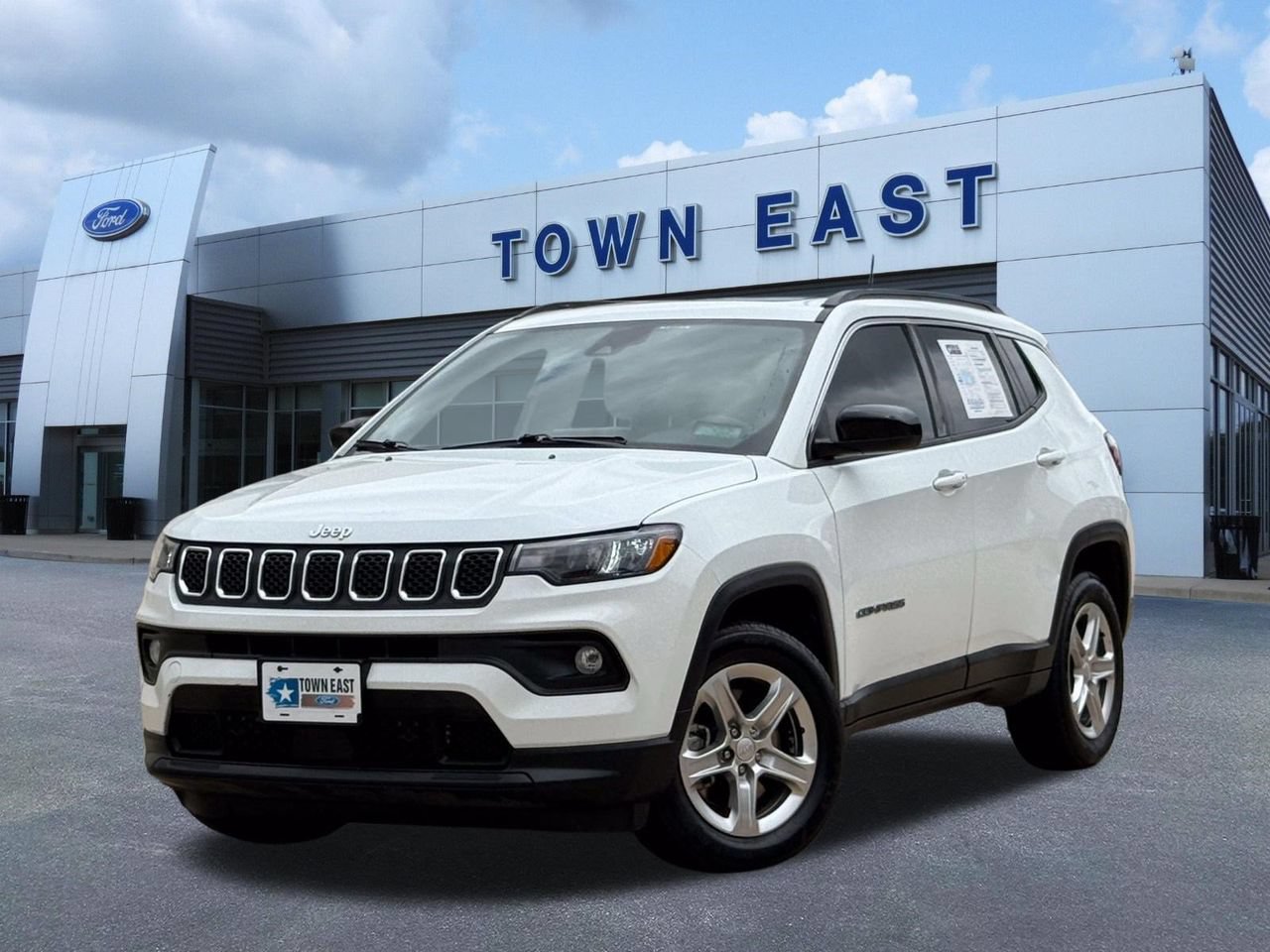 Used 2024 Jeep Compass Latitude w/ Sun and Sound Group AWD/4WD image 1
