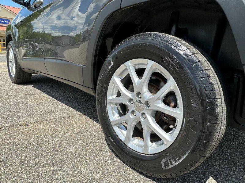 Used 2015 Jeep Cherokee Latitude w/ Cold Weather Group AWD/4WD image 10
