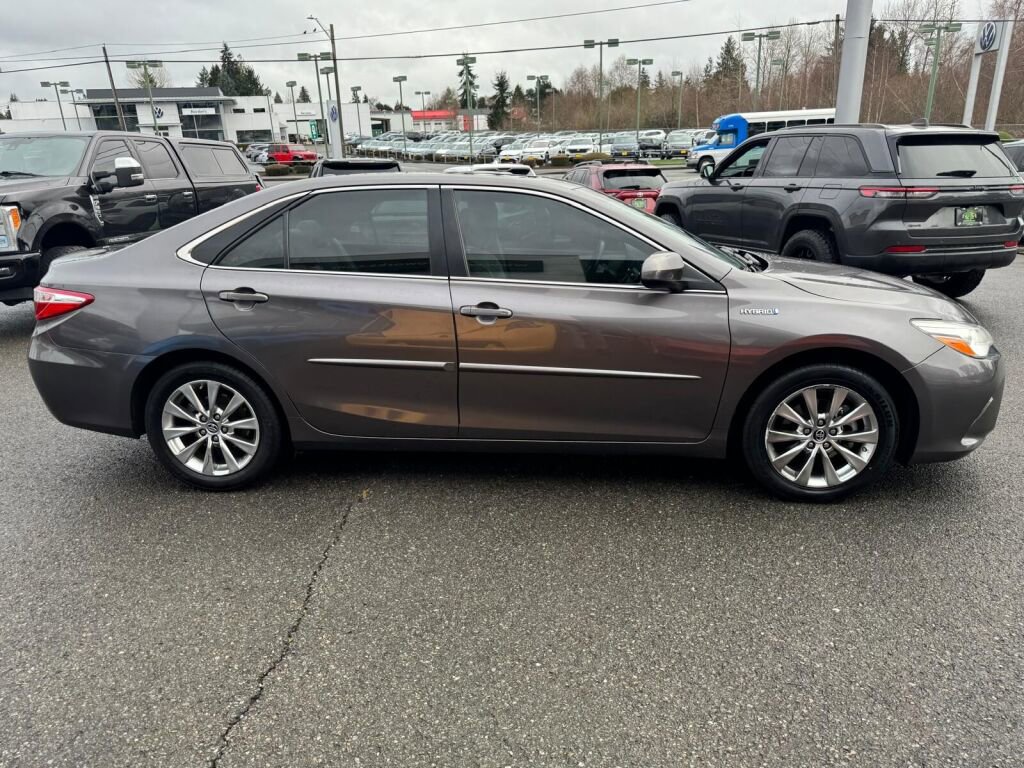 Used 2015 Toyota Camry XLE w/ Moonroof Package image 6