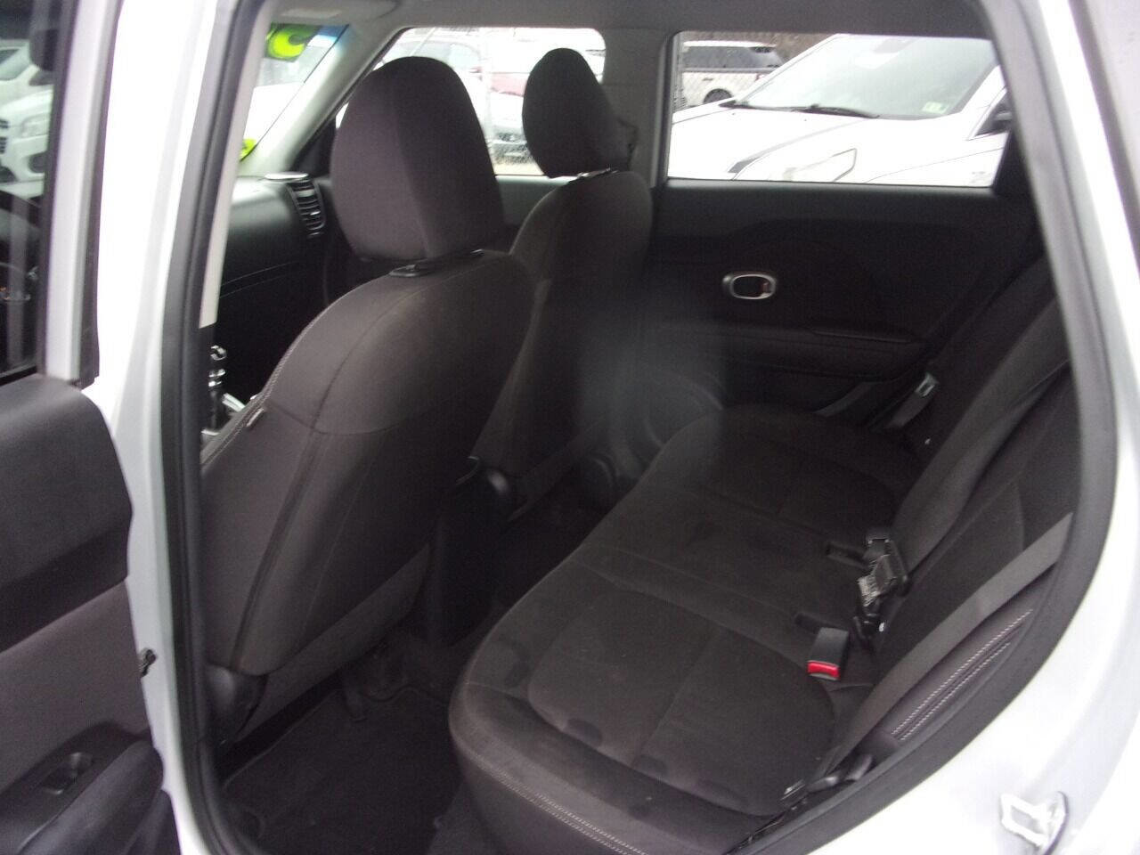 Used 2015 Kia Soul Base 4dr Crossover 6M image 15