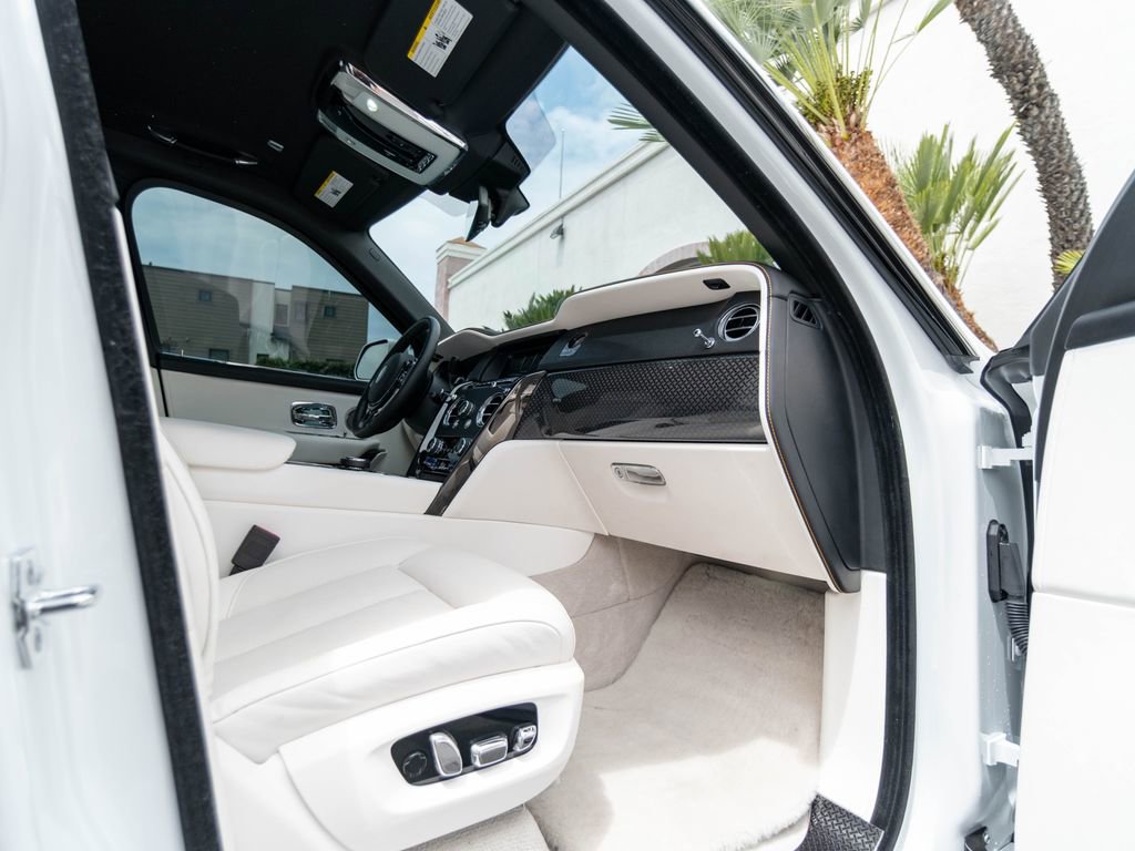 Used 2022 Rolls-Royce Cullinan Black Badge w/ Dark Exterior Package AWD/4WD image 33