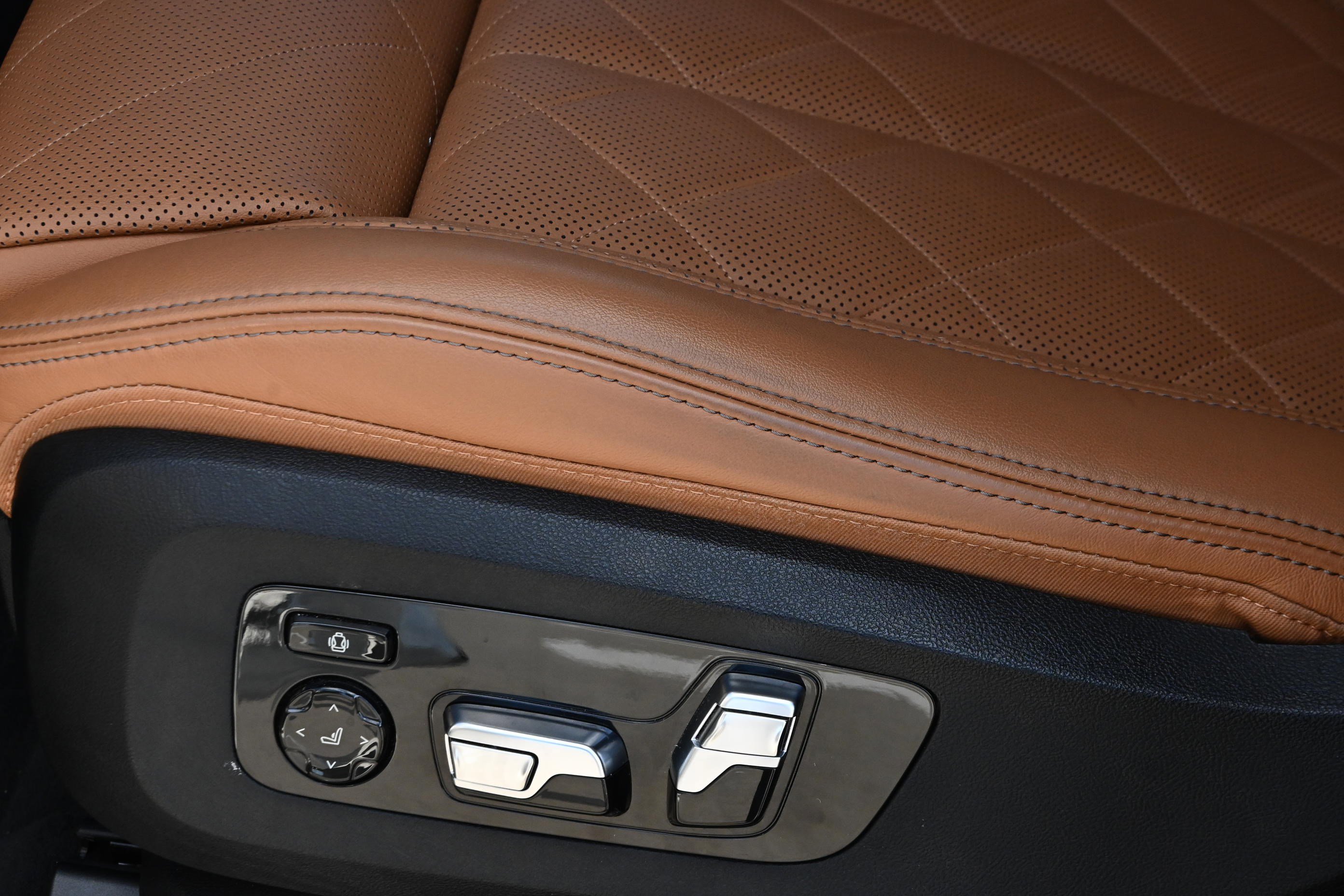 Certified 2024 BMW X7 xDrive40i w/ Premium Package image 28