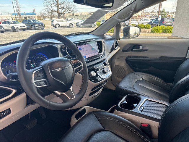 Used 2022 Chrysler Pacifica Touring-L image 11