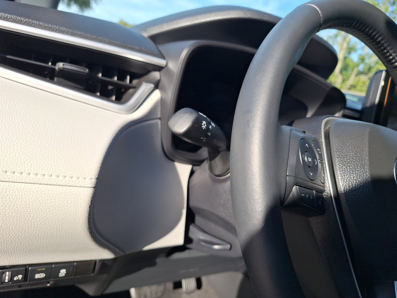 Used 2026 Toyota Corolla Cross LE w/ Moonroof Package FWD image 18
