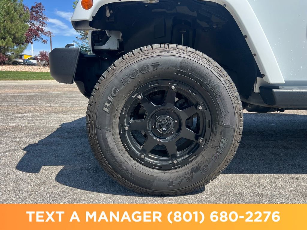 Used 2016 Jeep Wrangler Sahara w/ Connectivity Group AWD/4WD image 10