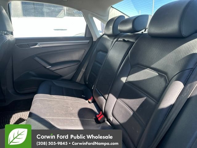 Used 2018 Volkswagen Passat 2.0T R-Line FWD image 8
