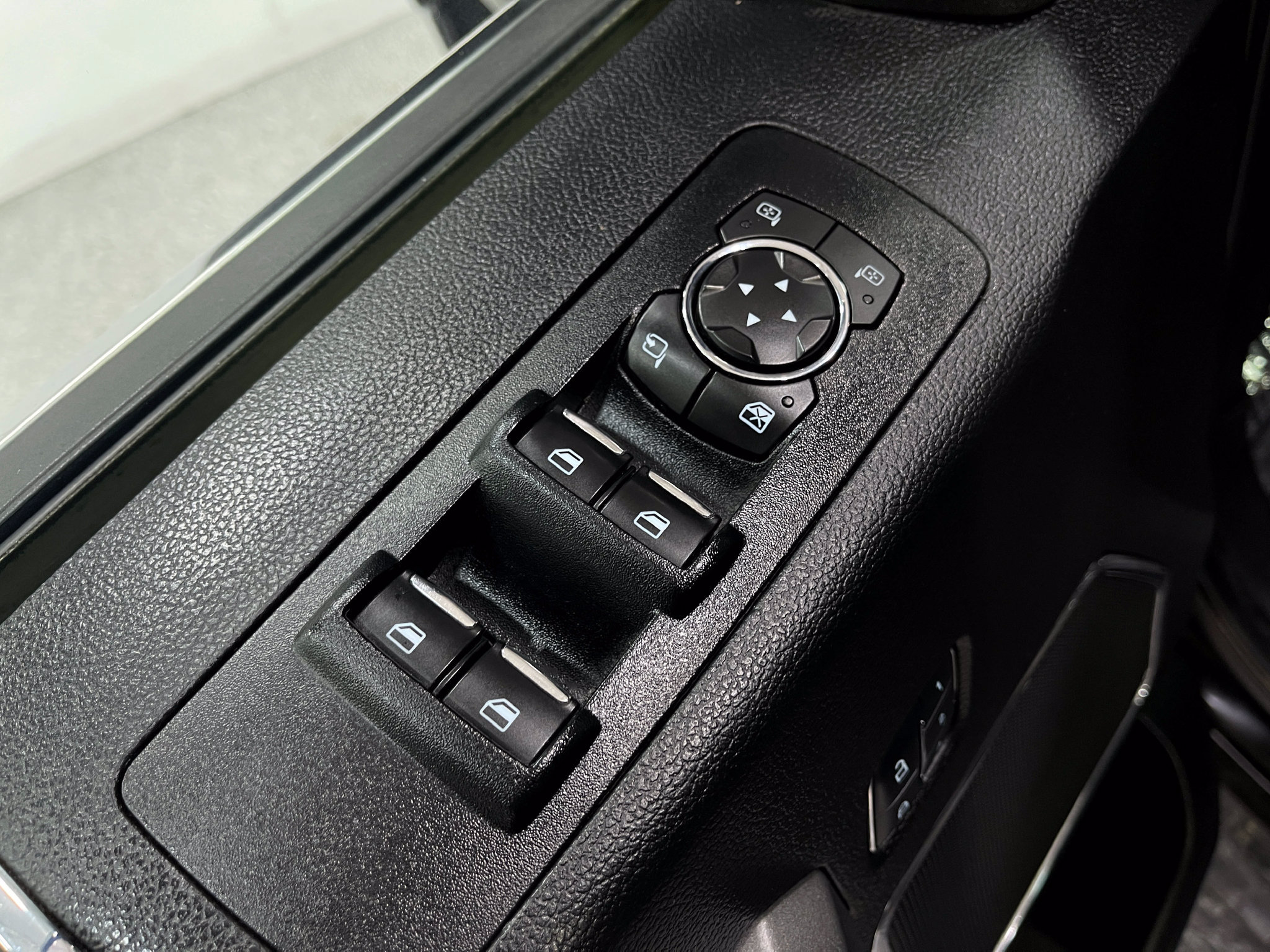 Used 2018 Ford F150 Platinum w/ Equipment Group 701A Luxury AWD/4WD image 16