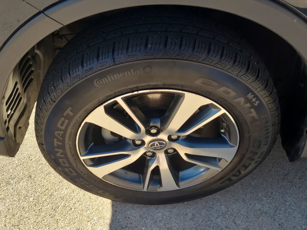 Used 2018 Toyota RAV4 XLE image 10