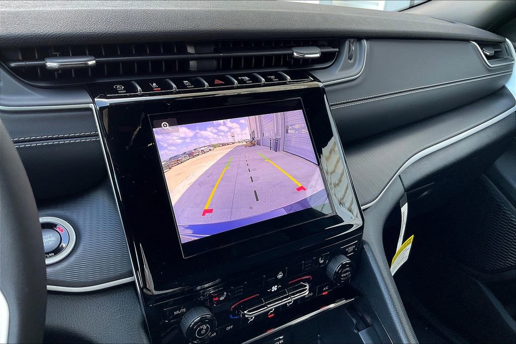 New 2025 Jeep Grand Cherokee Laredo w/ Luxury Tech Group I image 22