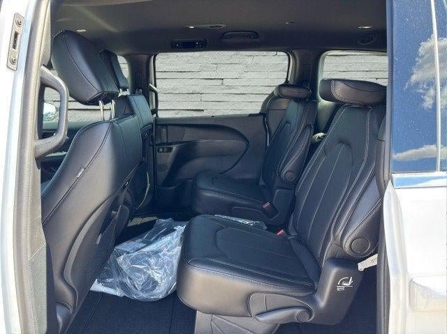 New 2025 Chrysler Pacifica Select FWD image 37