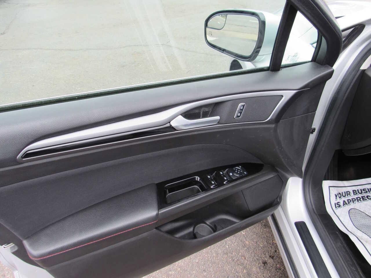 Used 2016 Ford Fusion SE w/ Equipment Group 201A image 12