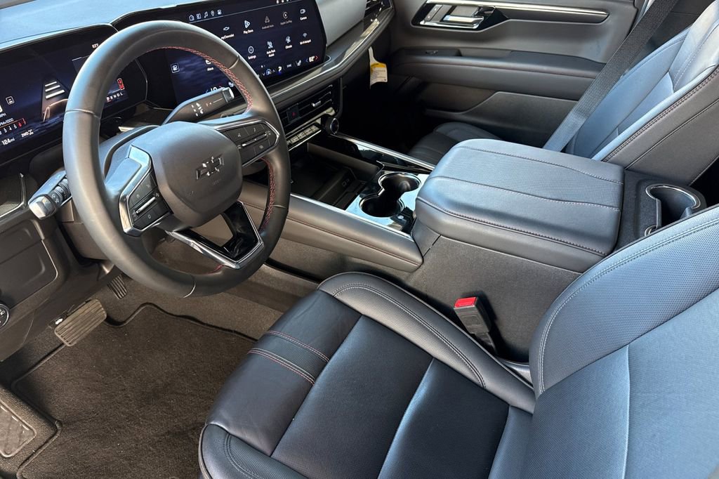 Used 2025 Chevrolet Suburban RST image 5