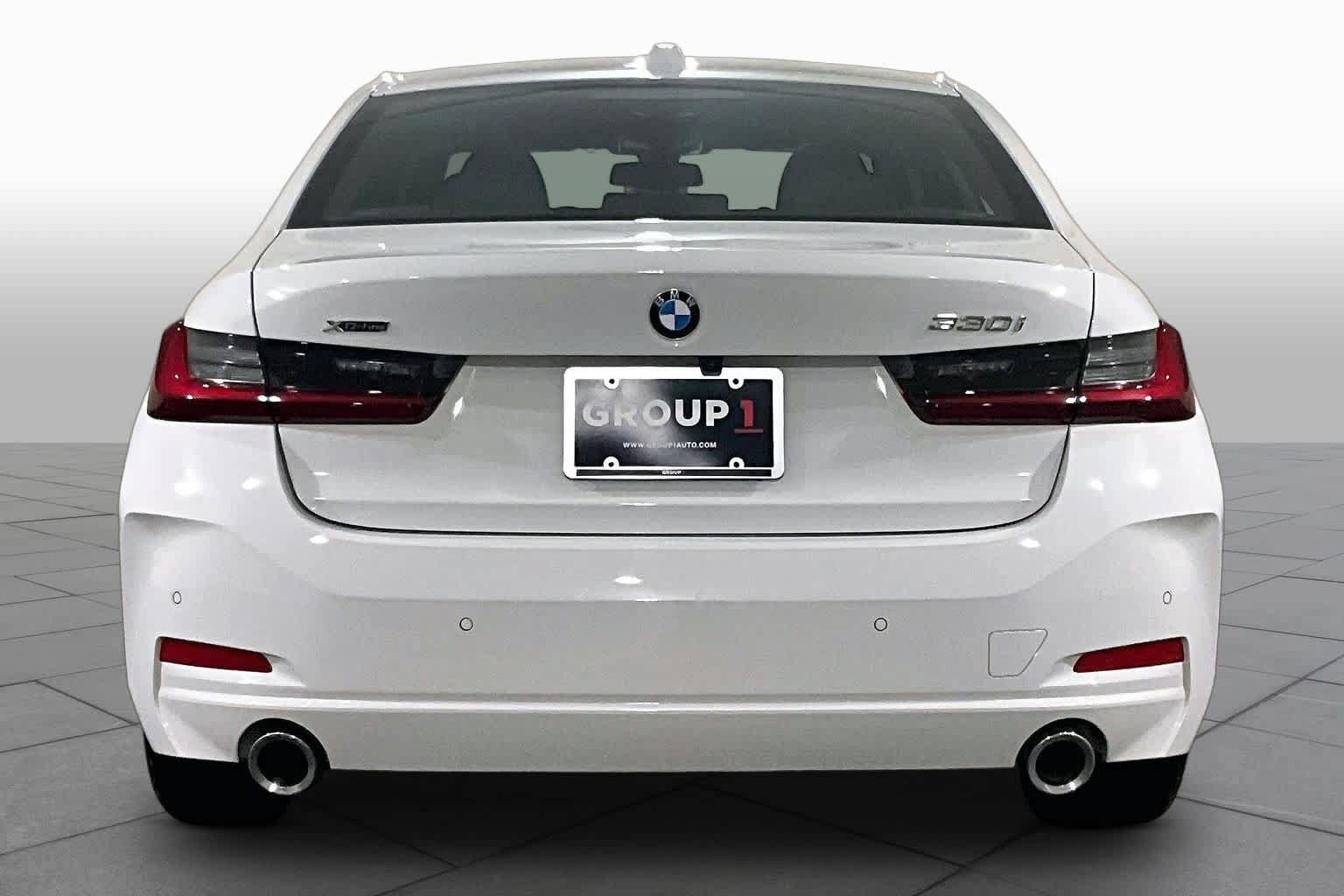 Used 2025 BMW 330i xDrive Sedan w/ Premium Package AWD/4WD image 4