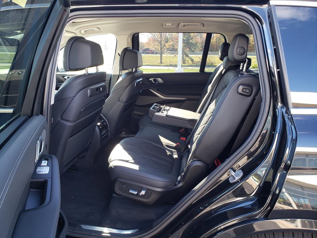 Used 2024 BMW X7 xDrive40i image 11