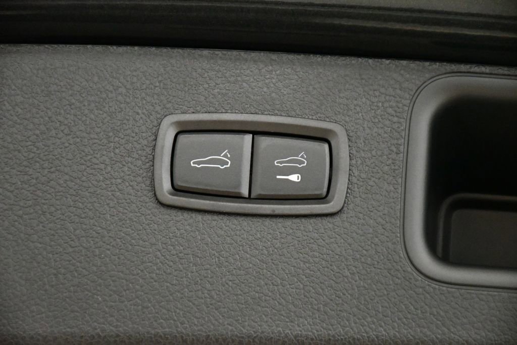 Certified 2025 Porsche Macan Turbo image 58