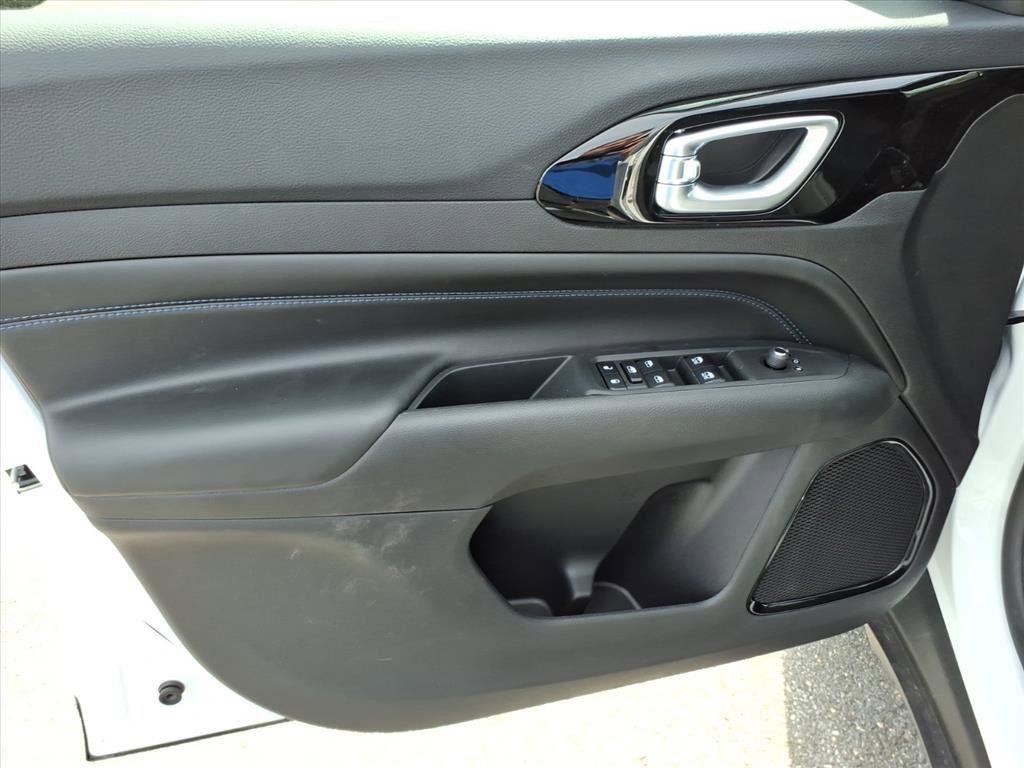 New 2026 Jeep Compass Latitude image 9