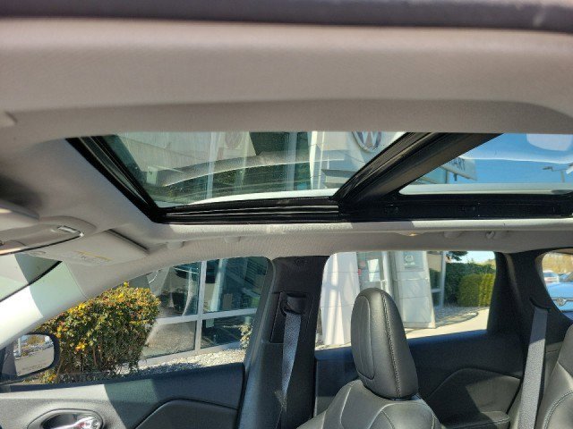 Used 2019 Jeep Cherokee Latitude Plus w/ Comfort/Convenience Group image 4