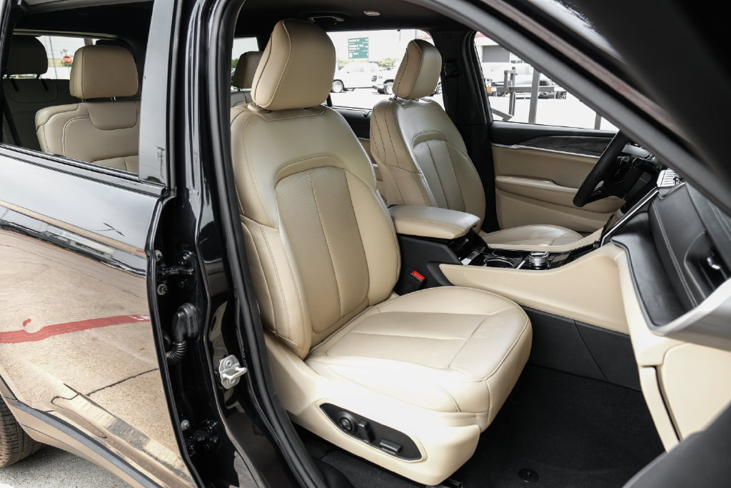 Used 2023 Jeep Grand Cherokee L Limited w/ Luxury Tech Group II AWD/4WD image 47