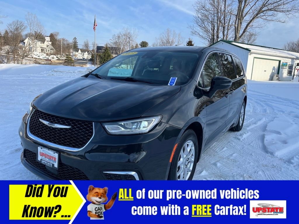 Used 2023 Chrysler Pacifica Touring-L image 2