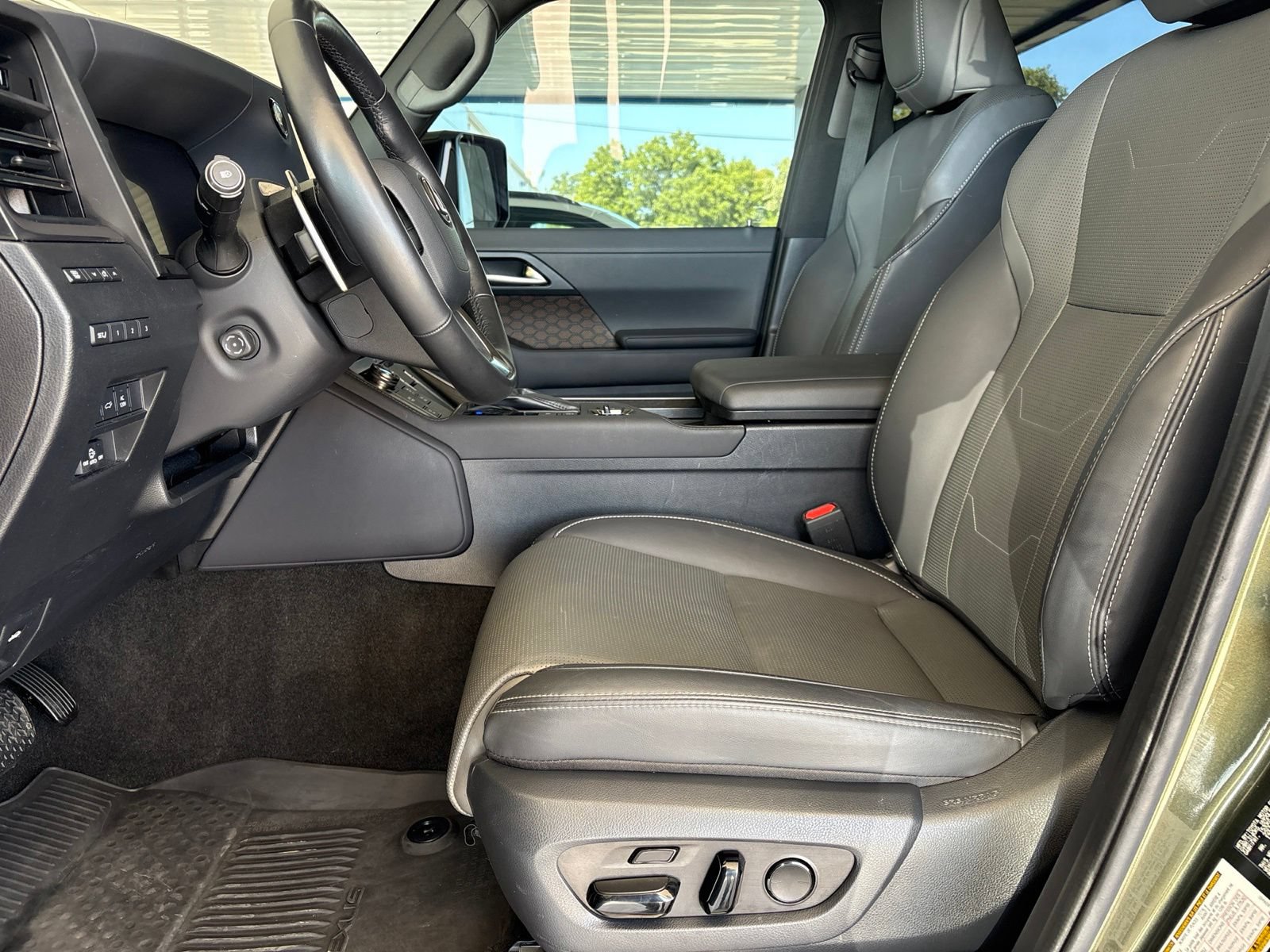 Used 2024 Lexus GX 550 w/ Accessory Package (2T) AWD/4WD image 17