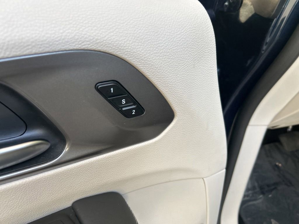 Used 2024 Chrysler Pacifica Touring-L FWD image 43