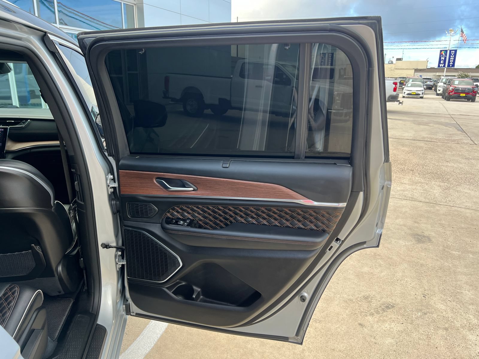 Used 2023 Jeep Grand Cherokee L Summit w/ Advanced Protech Group IV AWD/4WD image 15