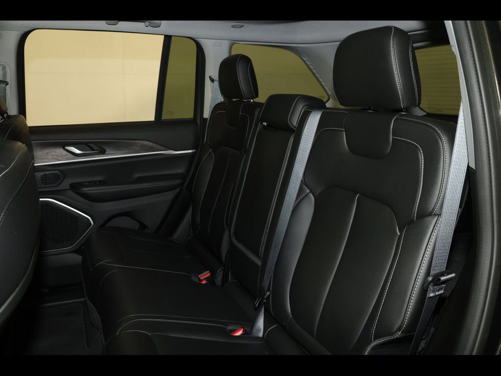 Used 2023 Jeep Grand Cherokee Limited AWD/4WD image 31