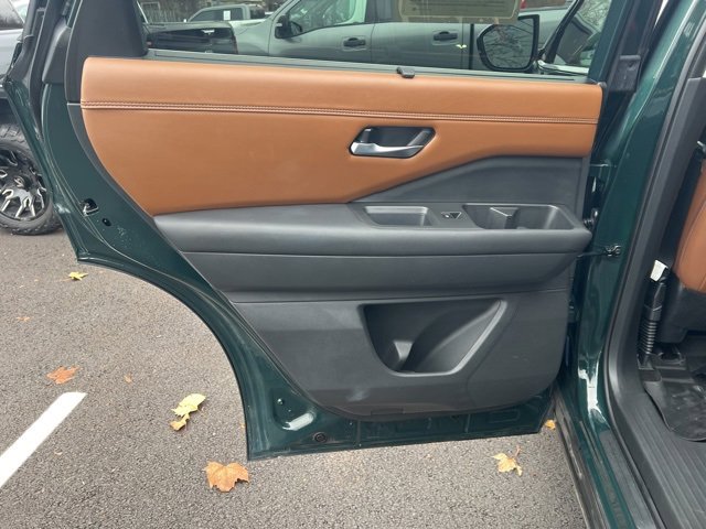 Used 2024 Nissan Pathfinder Platinum image 23