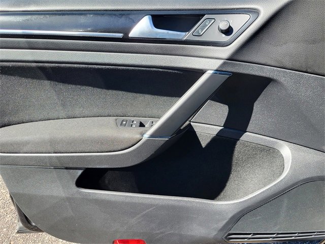 Used 2017 Volkswagen Golf S image 10