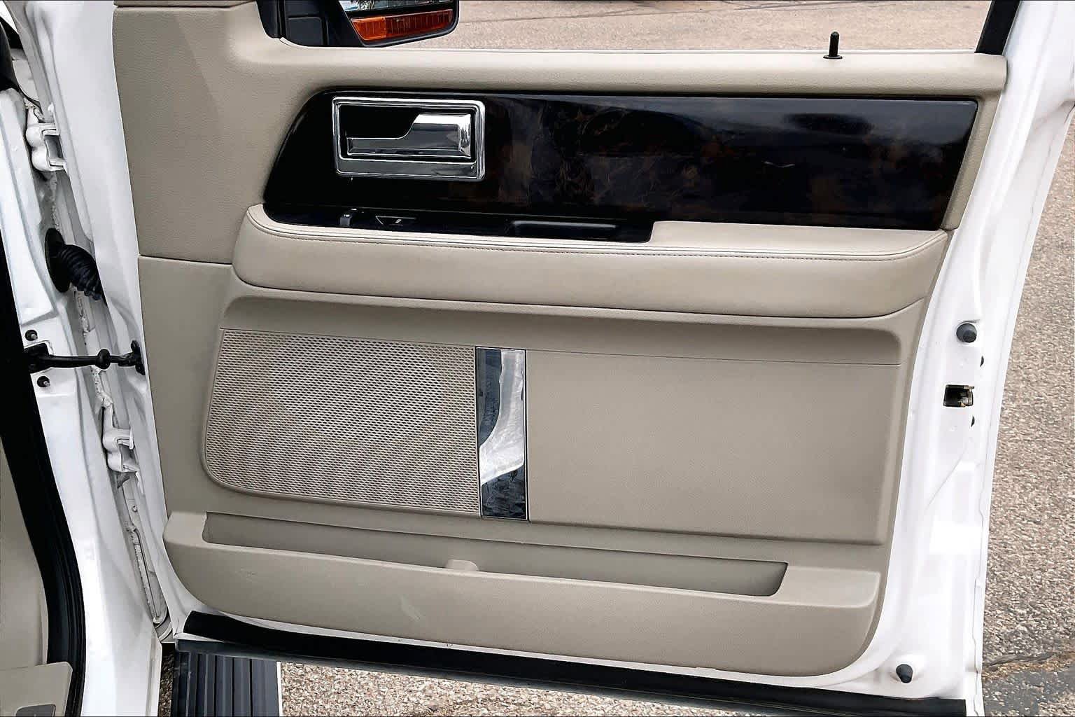 Used 2017 Lincoln Navigator Select AWD/4WD image 23