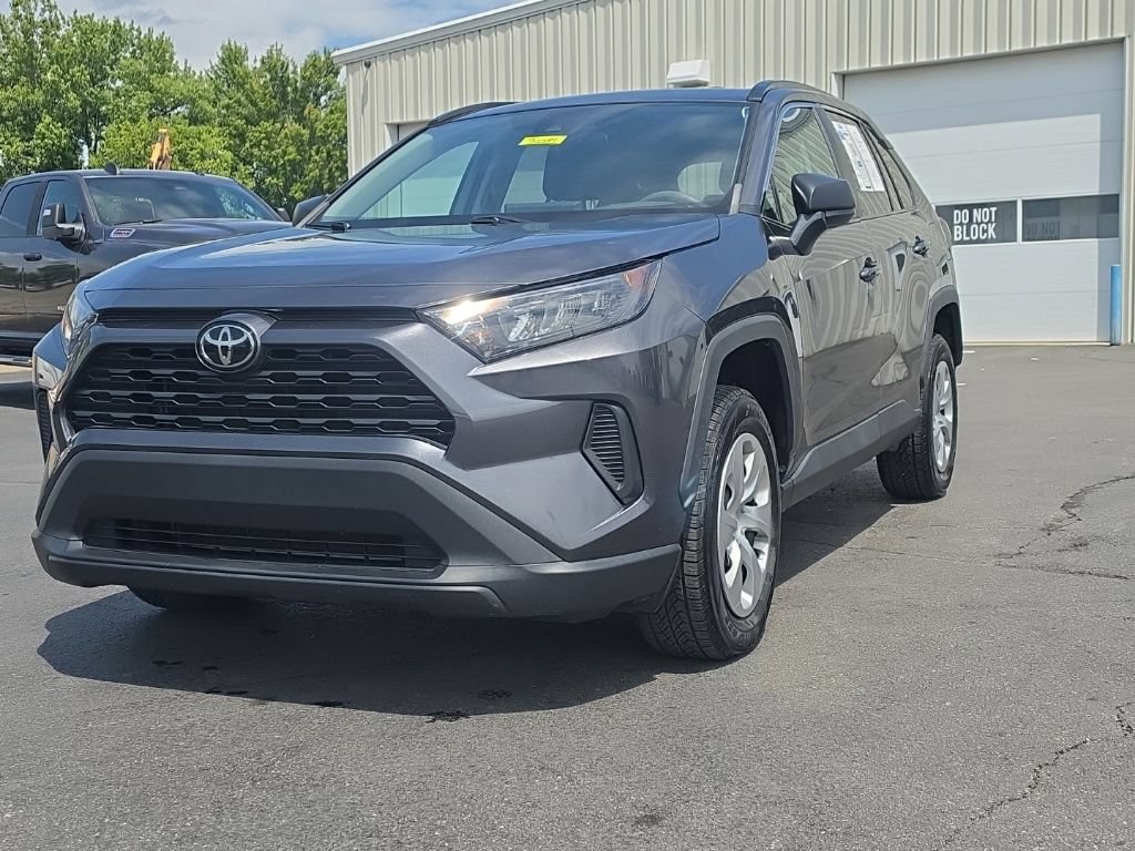 Used 2021 Toyota RAV4 LE FWD image 3