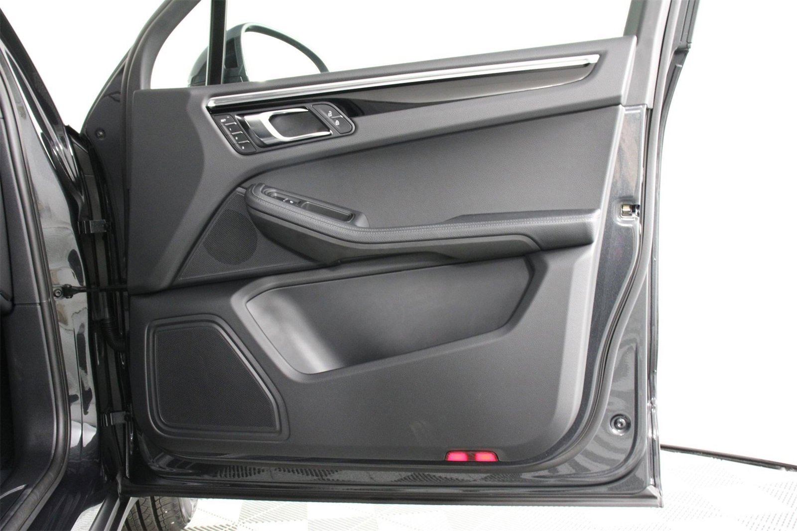 Used 2025 Porsche Macan image 23