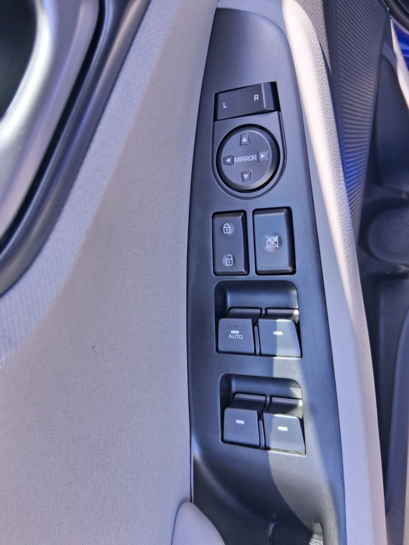 Used 2020 Hyundai Ioniq SE FWD image 15