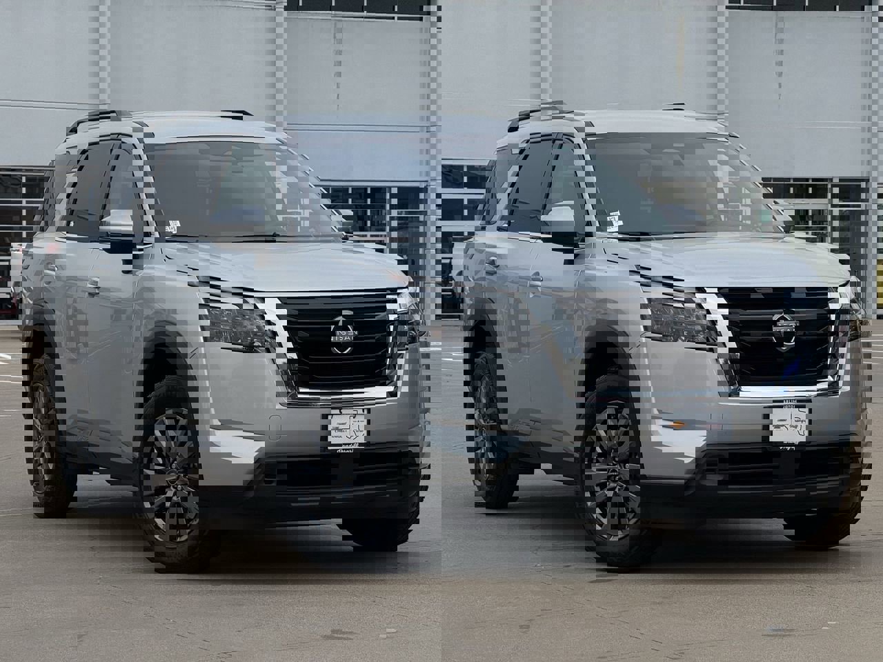 Used 2025 Nissan Pathfinder SV image 2