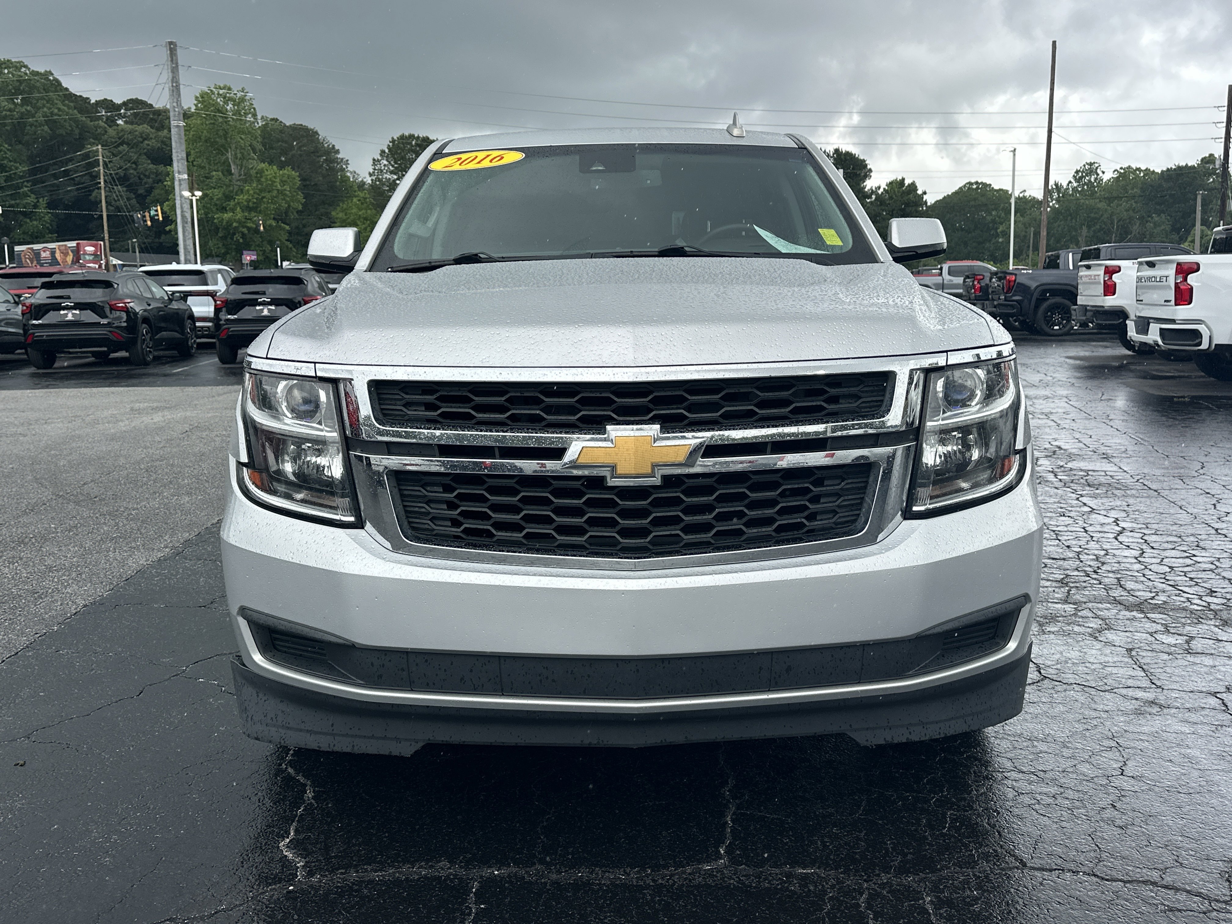 Used 2016 Chevrolet Suburban LT RWD image 3