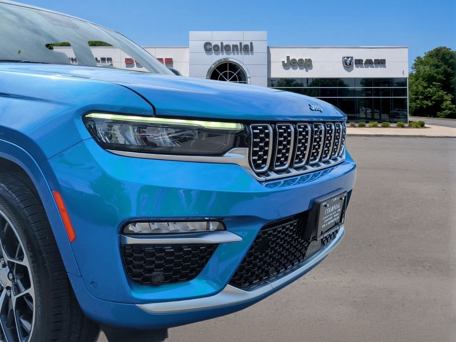 Used 2023 Jeep Grand Cherokee Summit AWD/4WD image 10