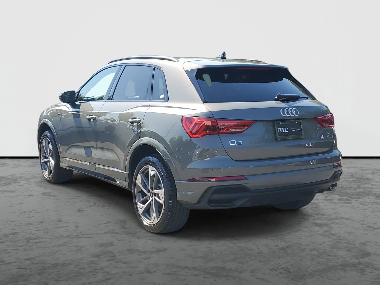 Used 2025 Audi Q3 2.0T Premium w/ Convenience Plus Package AWD/4WD image 3