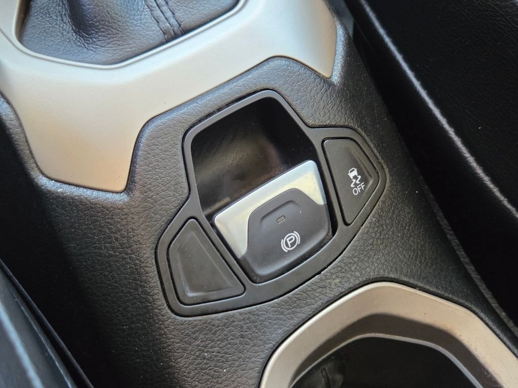 Used 2015 Jeep Renegade Latitude w/ Popular Equipment Group FWD image 33