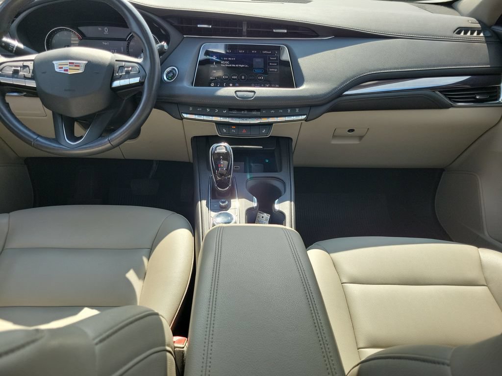 Certified 2022 Cadillac XT4 Luxury w/ Cold Weather Package FWD image 14