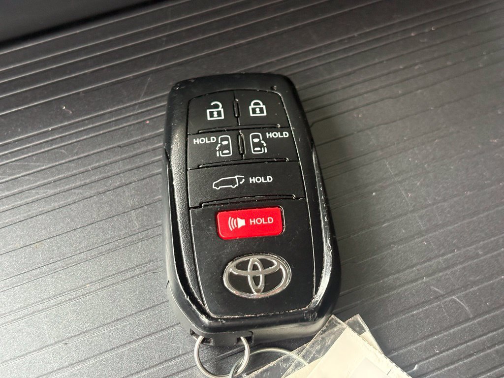 Used 2026 Toyota Sienna XLE FWD image 38