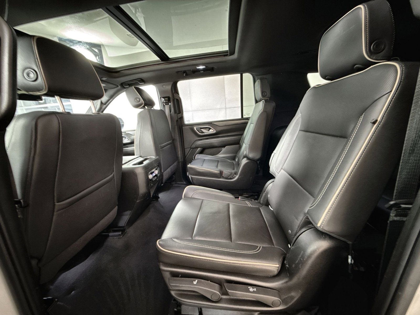 Used 2022 GMC Yukon XL SLT w/ SLT Premium Package image 25