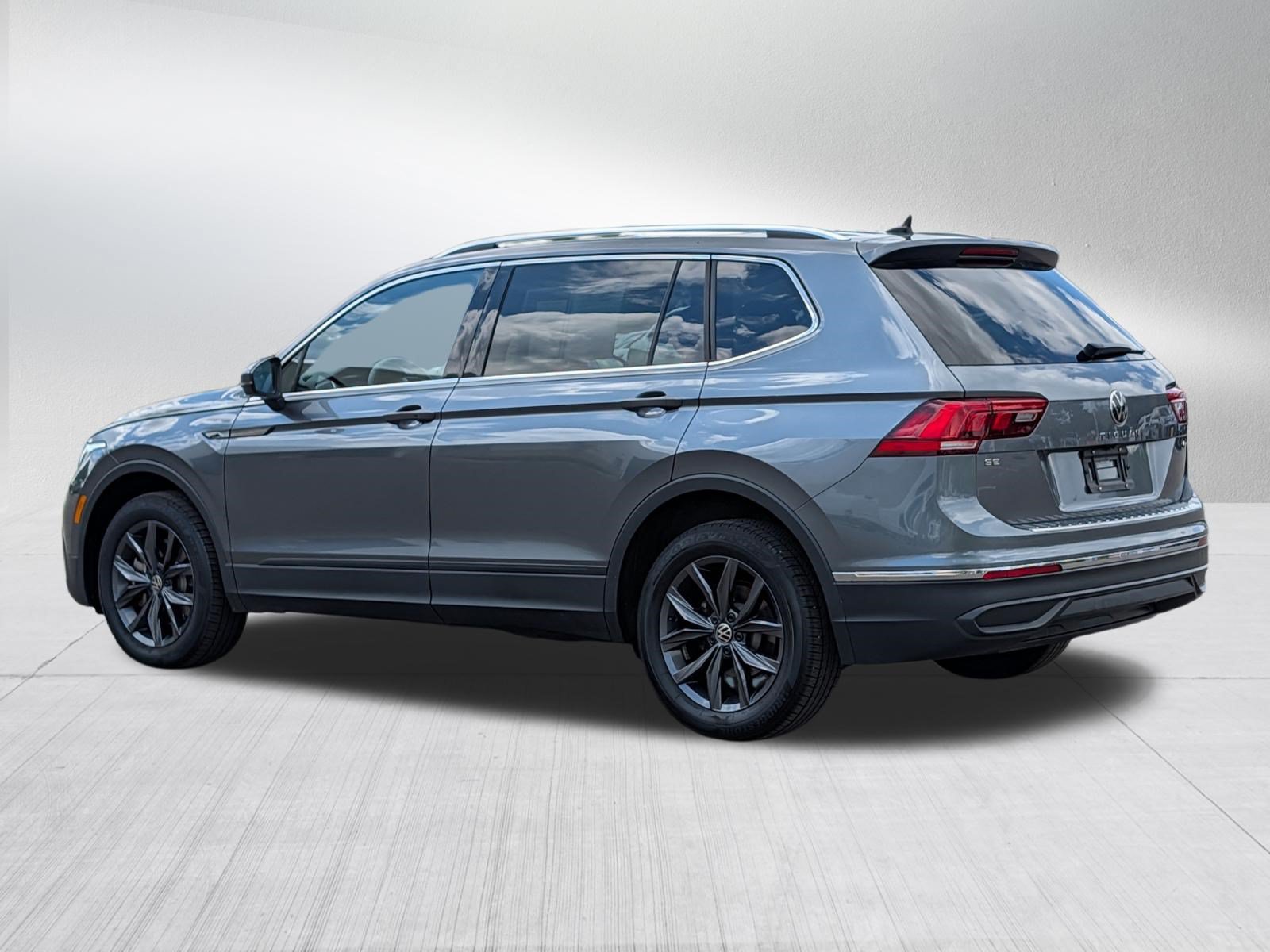Certified 2023 Volkswagen Tiguan SE w/ Panoramic Sunroof Package AWD/4WD image 5