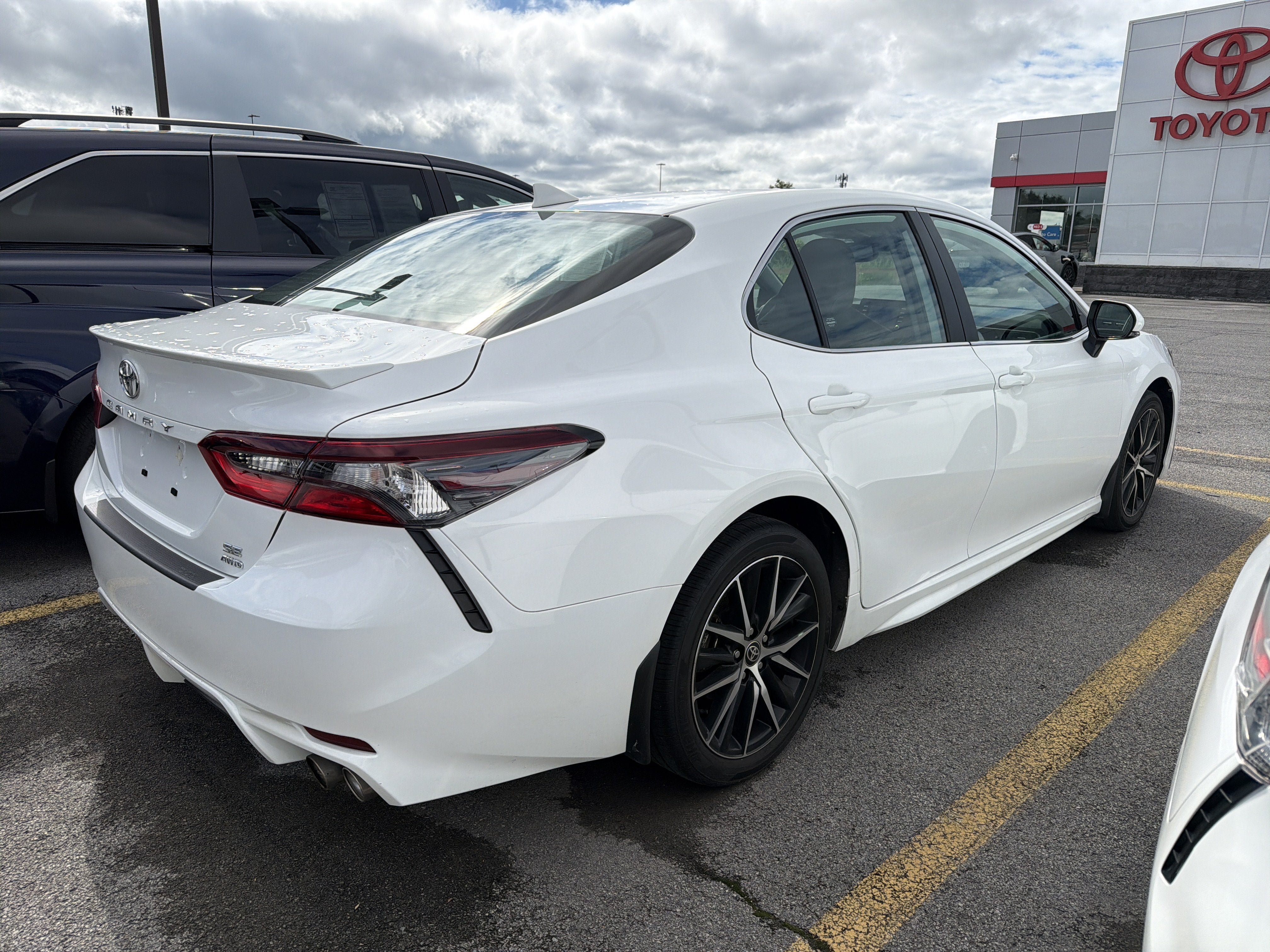 Used 2023 Toyota Camry SE w/ Cold Weather Package AWD/4WD image 6