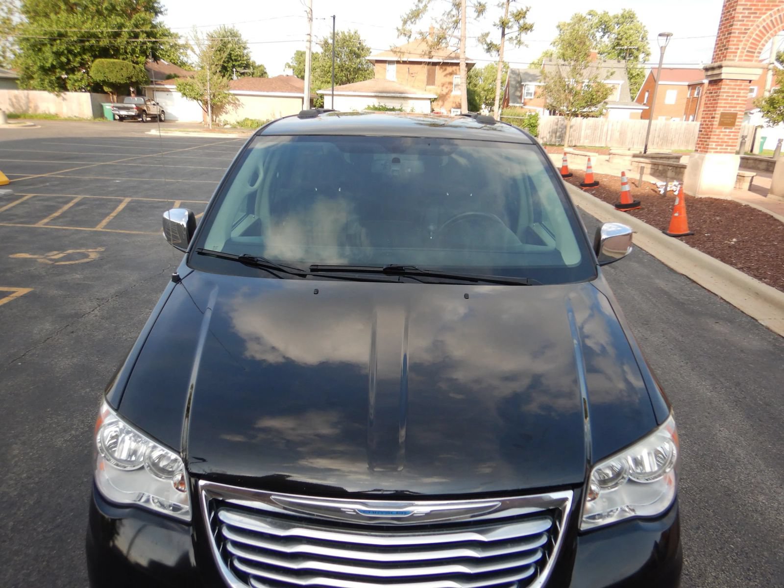 Used 2015 Chrysler Town & Country Touring-L w/ Driver Convenience Group FWD image 3
