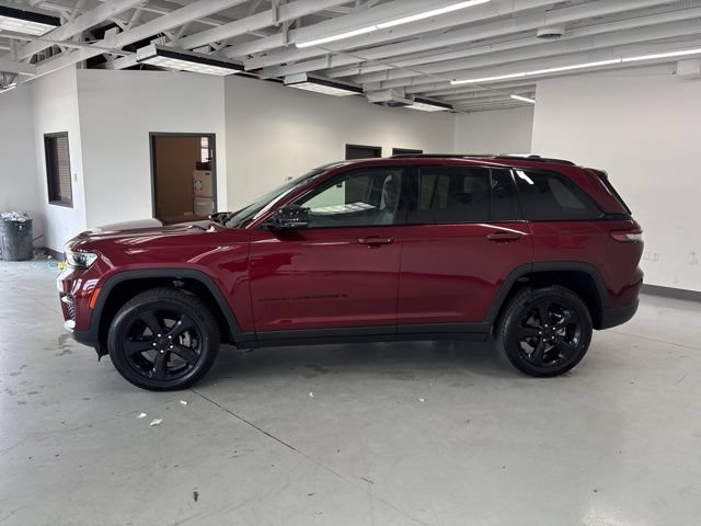 Used 2023 Jeep Grand Cherokee Altitude AWD/4WD image 8
