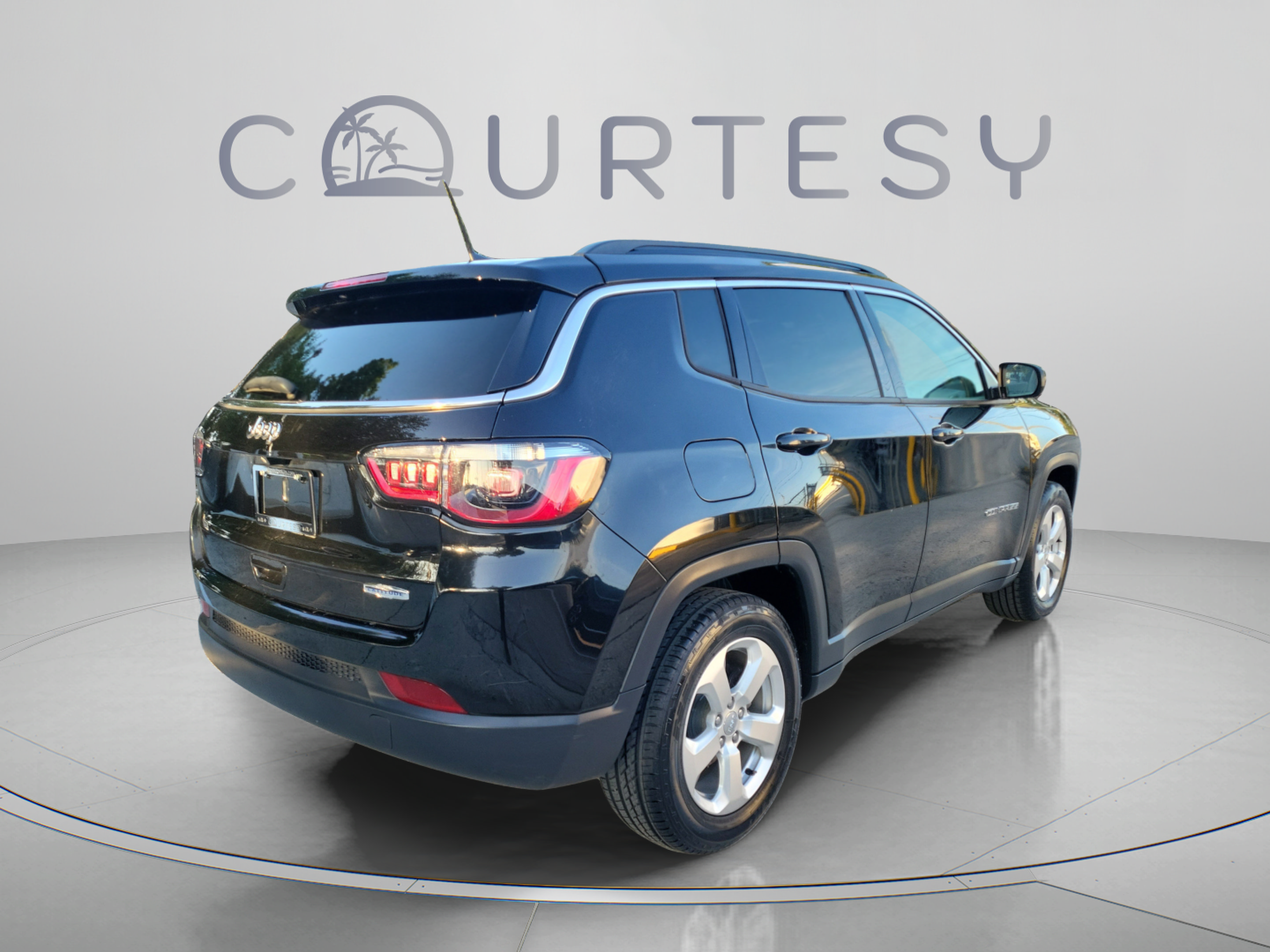 Used 2021 Jeep Compass Latitude FWD image 3
