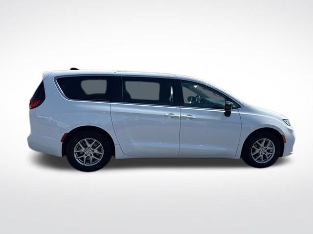 Used 2024 Chrysler Pacifica Touring-L FWD image 6