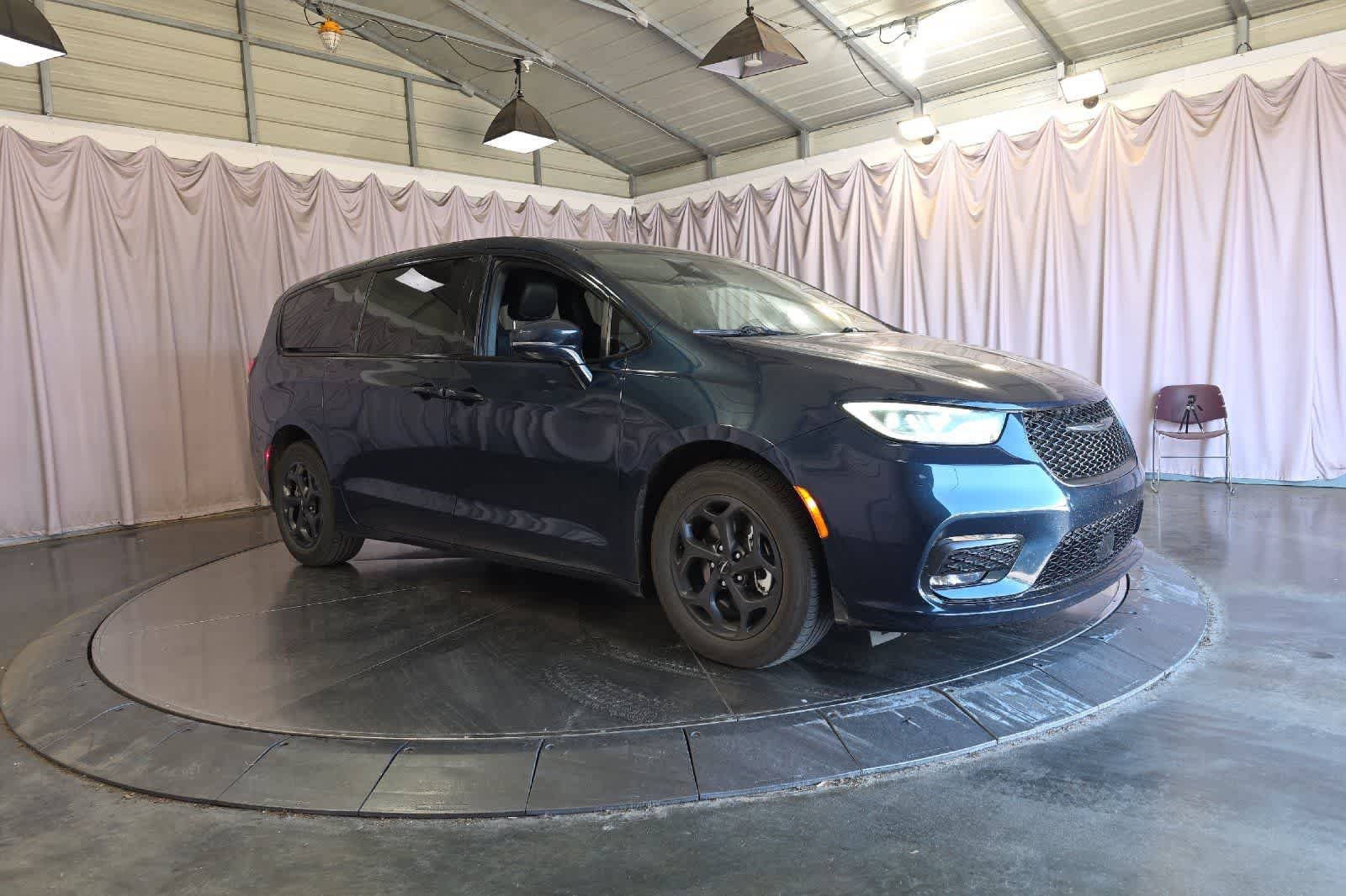 Used 2022 Chrysler Pacifica Touring-L w/ S Appearance Package FWD image 10