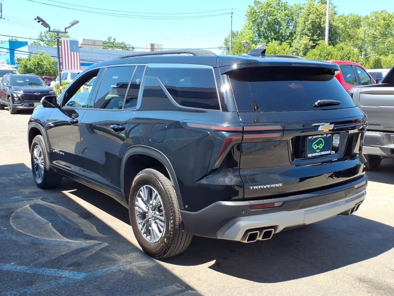 Used 2024 Chevrolet Traverse LT w/ Enhanced Driving Package FWD image 4