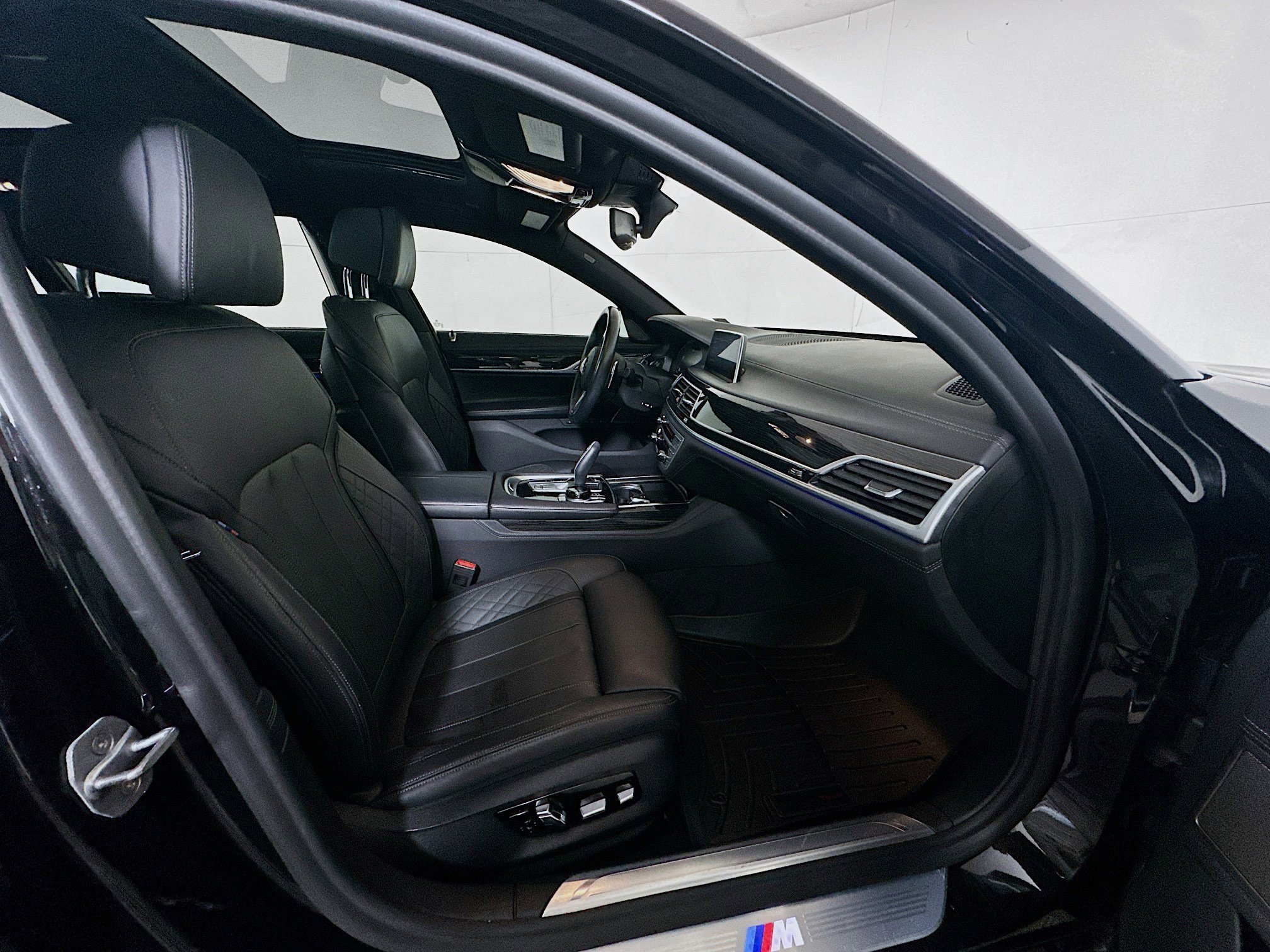 Used 2020 BMW 750i xDrive w/ Executive Package image 33